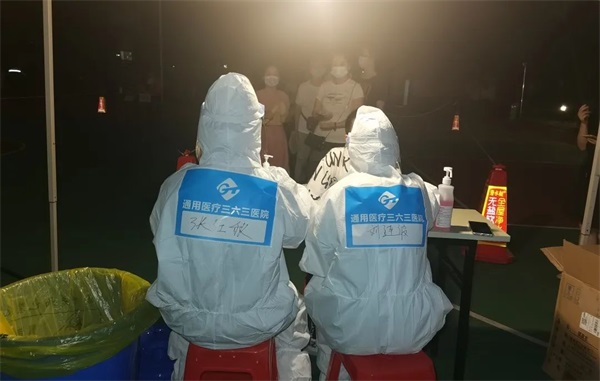 暖心一幕！暴雨中市民为通用医疗核酸采集“大白”撑伞(图4)