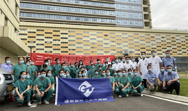 暖心一幕！暴雨中市民为通用医疗核酸采集“大白”撑伞(图5)