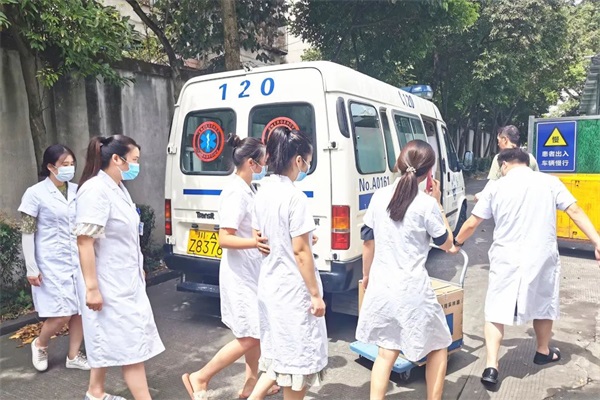 暖心一幕！暴雨中市民为通用医疗核酸采集“大白”撑伞(图7)