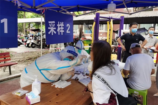 暖心一幕！暴雨中市民为通用医疗核酸采集“大白”撑伞(图8)