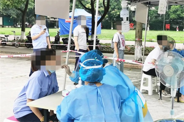 暖心一幕！暴雨中市民为通用医疗核酸采集“大白”撑伞(图11)