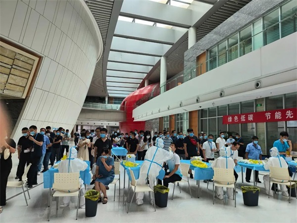 暖心一幕！暴雨中市民为通用医疗核酸采集“大白”撑伞(图13)