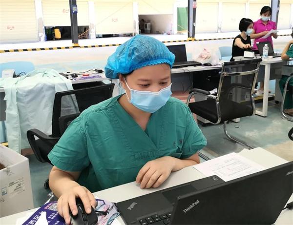 【抗疫一线故事】有一种坚守，叫燕尾帽下的美丽(图1)