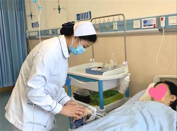 【抗疫一线故事】有一种坚守，叫燕尾帽下的美丽(图2)