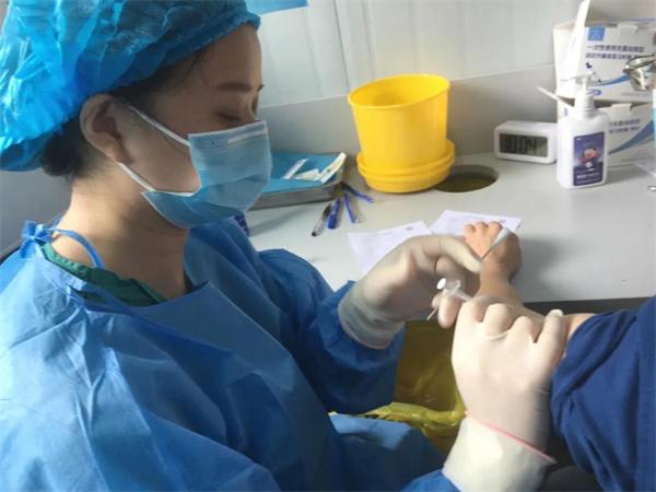 【抗疫一线故事】有一种坚守，叫燕尾帽下的美丽(图3)