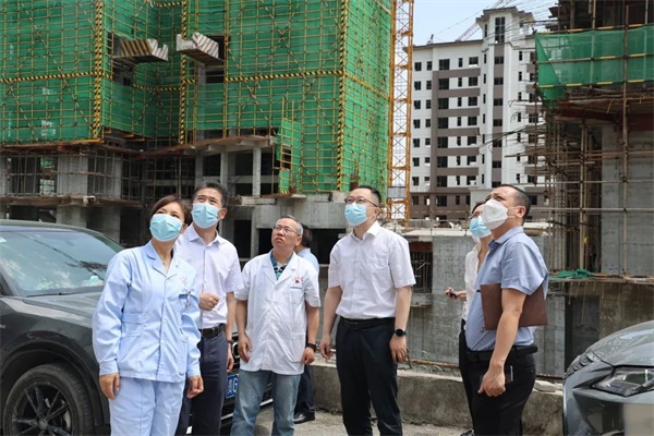 通用医疗党委副书记、工会主席岳海涛一行调研通用医疗贵州地区所属医疗机构(图1)