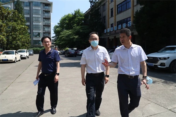 通用医疗党委副书记、工会主席岳海涛一行调研通用医疗贵州地区所属医疗机构(图2)